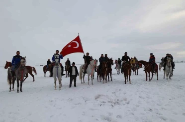 Belediye Başkanı Emrullah Akpunar, at sırtında yaban hayatı için yemleme yaptı 