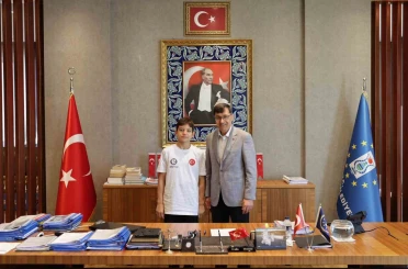 Belediye Başkanı Kahveci, Milli Yüzücü Ömer Cengiz’i ağırladı 