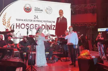 Belediye başkanı konserde şarkı söyledi, vatandaşlar unutulmaz bir gece yaşadı
