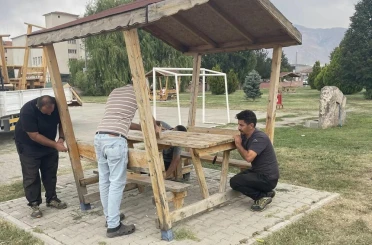 Belediye ekipleri şehir mobilyaları üretiyor 