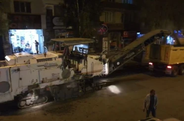 Belediye ekipleri yeni asfalt için eski asfaltı söküyor 