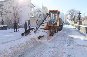 Belediye Ekipleri’nden hummalı kar temizliği çalışması 