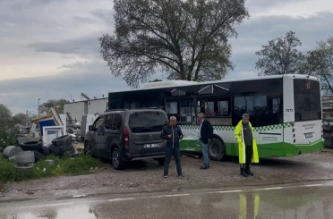 Belediye otobüsü ile nakliye kamyonu çarpıştı: 2 yaralı 
