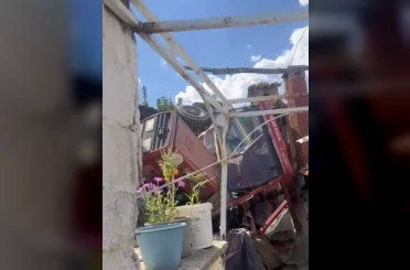 Belediyenin traktörü bahçeye uçtu 