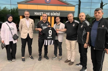 Beşiktaşlılardan saldırıda yaralanan öğrenci Mustafa Aslan’a anlamlı ziyaret 