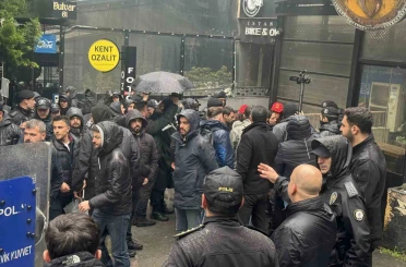 Beşiktaş’tan Taksim’e izinsiz yürümek isteyen grup gözaltına alındı 