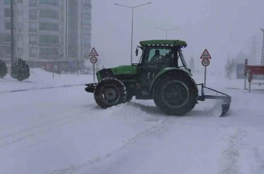Besni’de yoğun kar yağışı hayatı olumsuz etkiledi 