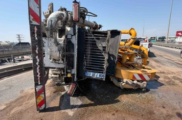Beton pompası kamyonu bariyerlere çarpıp yan yattı 