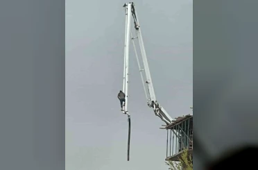 Beton pompasının üzerinde metrelerce yüksekliğe çıkan işçi, canını hiçe saydı 