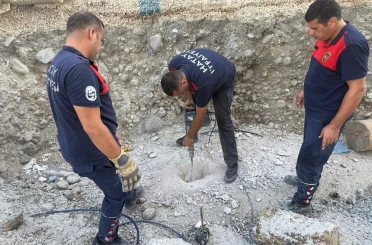 Beton zemin mahsur kalan yavru kedi için kırıldı 