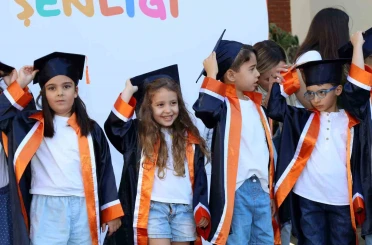 Beyaz Köşk’ün minikleri kep attı 