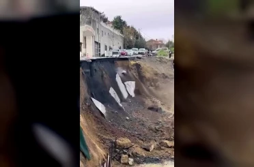Beylikdüzü’nde bina inşaatının yapıldığı yolda göçme 