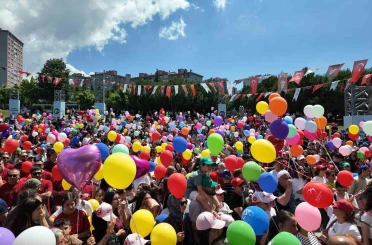 Beylikdüzü’nde kanseri yenen 9 yaşındaki Almira için binlerce balon gökyüzüne bırakıldı 