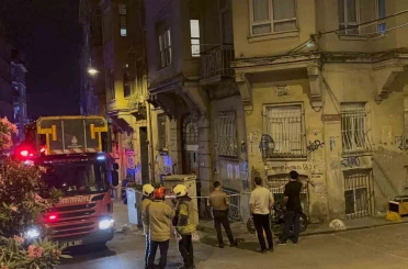 Beyoğlu’nda binada kısmı çökme meydana geldi: Bina sakinleri tahliye edildi 