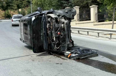 Beyoğlu’nda lüks cip aydınlatma direğine çarpıp yan yattı: Sürücü yaralandı 