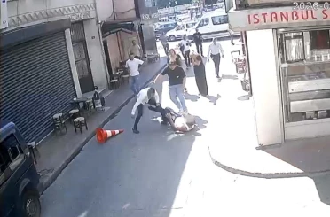 Beyoğlu’nda sarkıntılık iddiası kanlı bitti: Tekme, tokat ve dubayla dövülen şahıs bıçaklandı 