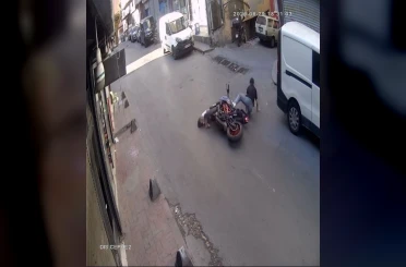 Beyoğlu’nda scooter kullanan 4 yaşındaki çocuğa motosiklet çarptı 