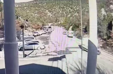 Beyşehir'de bir anlık kontrol kaybı can aldı kaza anı kamerada