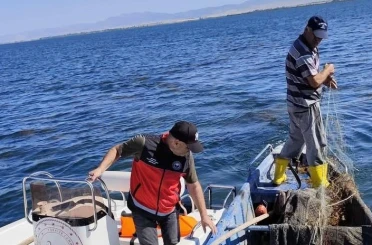 Beyşehir'de hem gölden hem karadan denetimler