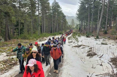 Beyşehir’de karda doğa yürüyüşü coşkusu 