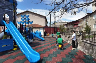 Beytüşşebap Kaymakamı Taşkıran, çocuklar için oyun parkı kurdu 