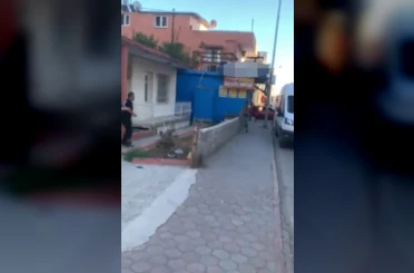 Bıçaklandıktan sonra duvardan atlayıp kaçmaya çalıştı: O anlar kameraya yansıdı 