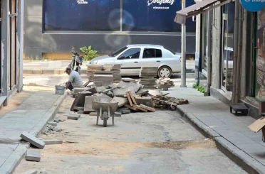 Bilecik’te 1 haftadır bitmeyen kaldırım yapımı esnafı çileden çıkardı 