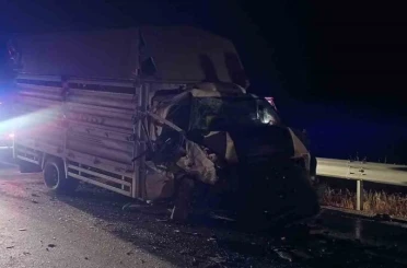 Bilecik’te hafif ticari araç kamyonetle çarpıştı: 1 ölü, 2 yaralı 