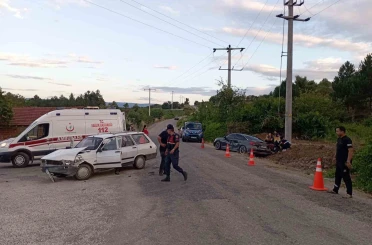 Bilecik’te iki otomobil çarpıştı: 10 yaralı 