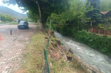 Bilecik’te istinat duvarı çöktü, toprak kayması meydana geldi 