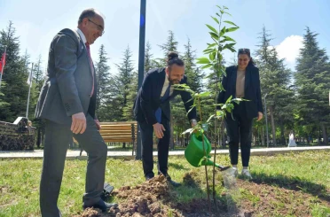 Bilecik’te ’Kampüsü Ağaçlandırıyoruz’ sloganıyla fidanlar toprakla buluştu 