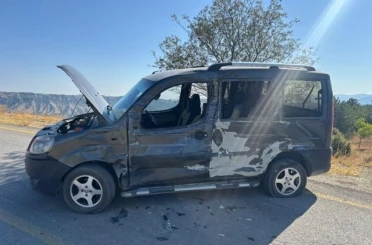 Bilecik’te kamyon ile hafif ticari aracın kafa kafaya çarpıştı, 2 yaralı 