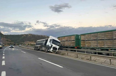 Bilecik’te kontrolden çıkan tır orta refüje çarparken, sürücüsü yaralandı 