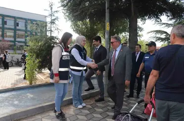 Bilecik’te okul önlerinde yaya ve sürücülere trafik bilgilendirmesi
