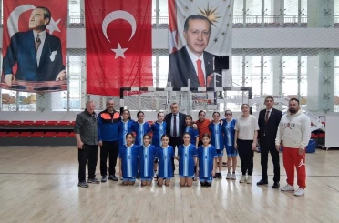 Bilecik’te Okul Sporları Hentbol Küçük Kızlar Yarı Final Grup Müsabakaları başladı 