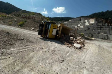 Bilecik’te taş yüklü kamyon devrildi: 2 yaralı 
