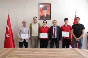 Bilecik’te Türkiye derecesi elde eden öğrencilere ödül verildi 