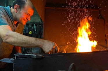 Bin 200 derecelik ateşte demiri sanata dönüştürüyorlar 