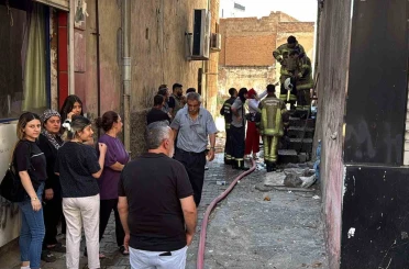 Bina girişindeki odunluk alev aldı 