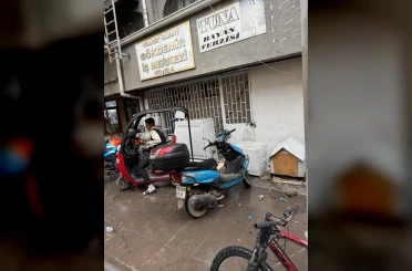 Binadan dökülen parçalar aşağıdaki motosikletlere zarar verdi 