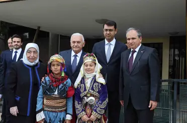 Binali Yıldırım, Uşak’ta anaokulu açılışına katıldı
