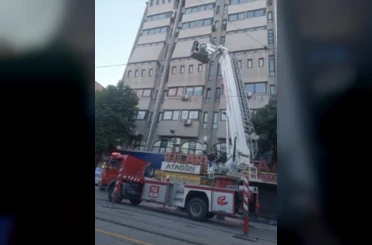 Binanın dış cephesindeki beton parçalar yayaların arasına düştü 