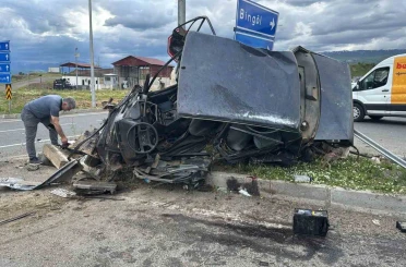 Bingöl’de hayvan yüklü kamyon otomobillere çaptı: 1’i ağır 2 yaralı 