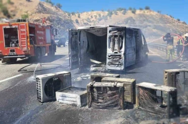 Bingöl’de klima yüklü kamyonet alev alev yandı 