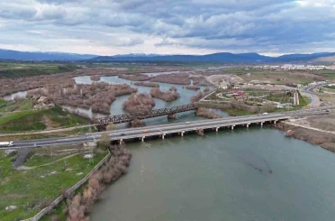 Bingöl’de Murat Nehri’nde debi yükseldi, tarihi köprüyle birlikte eşsiz manzaralar oluştu 