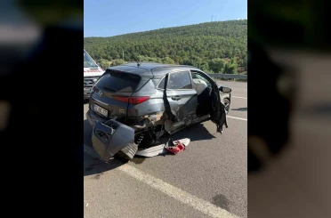 Bingöl’de otomobil bariyerlere çarptı: 2 yaralı 