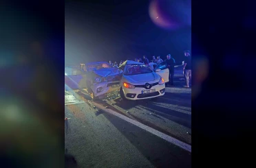 Bingöl’de otomobil ile pikap çarpıştı: 1’i ağır 3 yaralı 