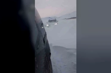 Bingöl’de tipi nedeniyle mahsur kalan araçlar kurtarıldı 