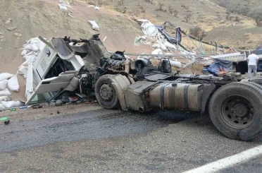 Bingöl’de tır devrildi: 1 yaralı 