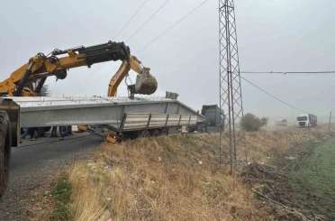 Bingöl’de virajı alamayan tır yan yattı 